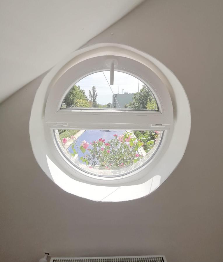 Hillside Apartment With Ac & Heating In Grande Maison Boedapest Buitenkant foto